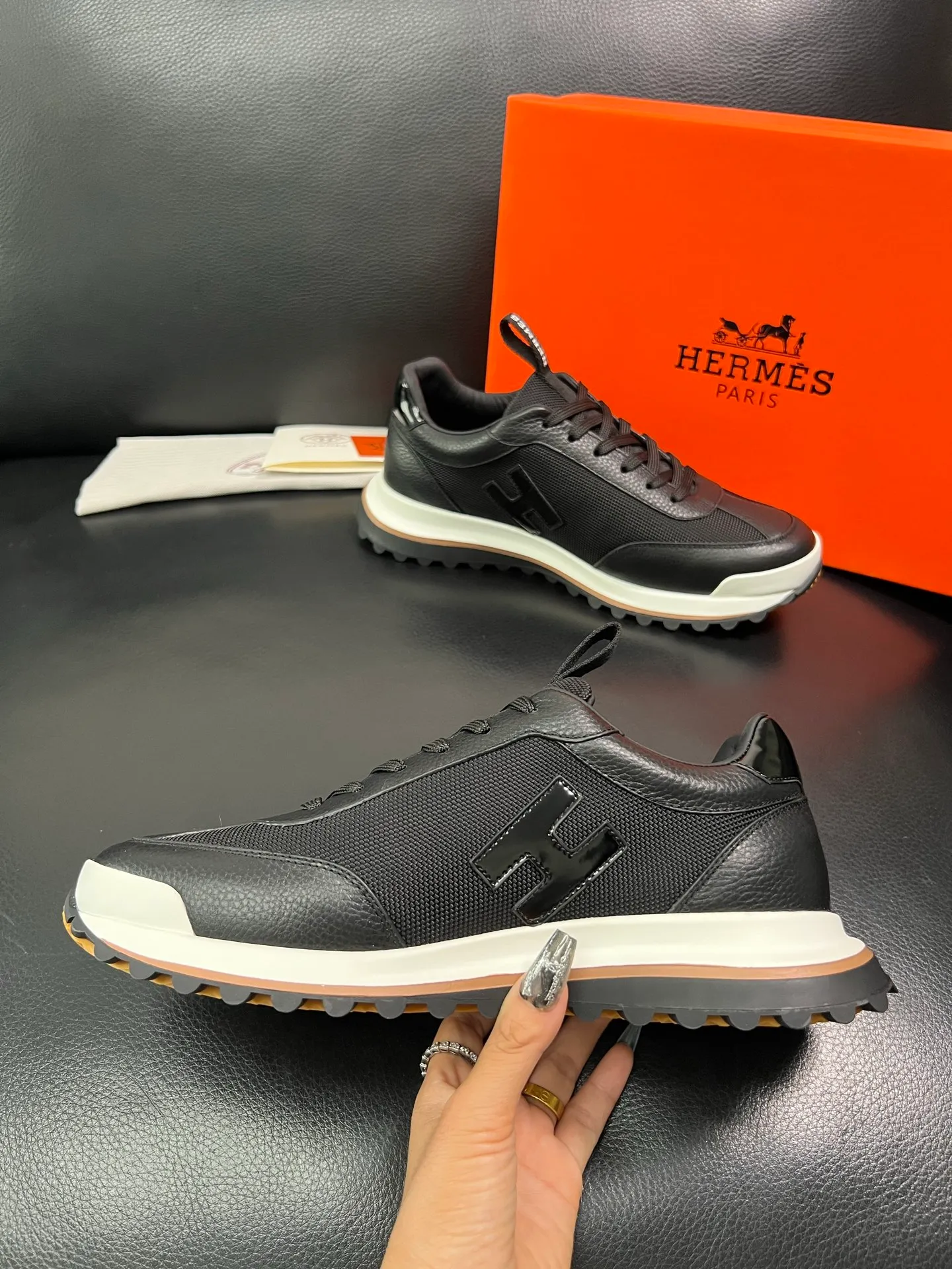 Men's shoes 💰800 Hermes top purchasing Hermes counters are on sale at the same time with original factory configuration, original cowhide imported from Italy and mesh fabric, high-quality splicing technology, fully imported water-dyed cowhide lining, soles: original soles specially provided by the original factory are super comfortable, the original factory follows the order and high quality, you can enter and exit the counter at will, you are welcome to compare and synchronize with the counter, code number 39-44 (customized 38 45) 85863